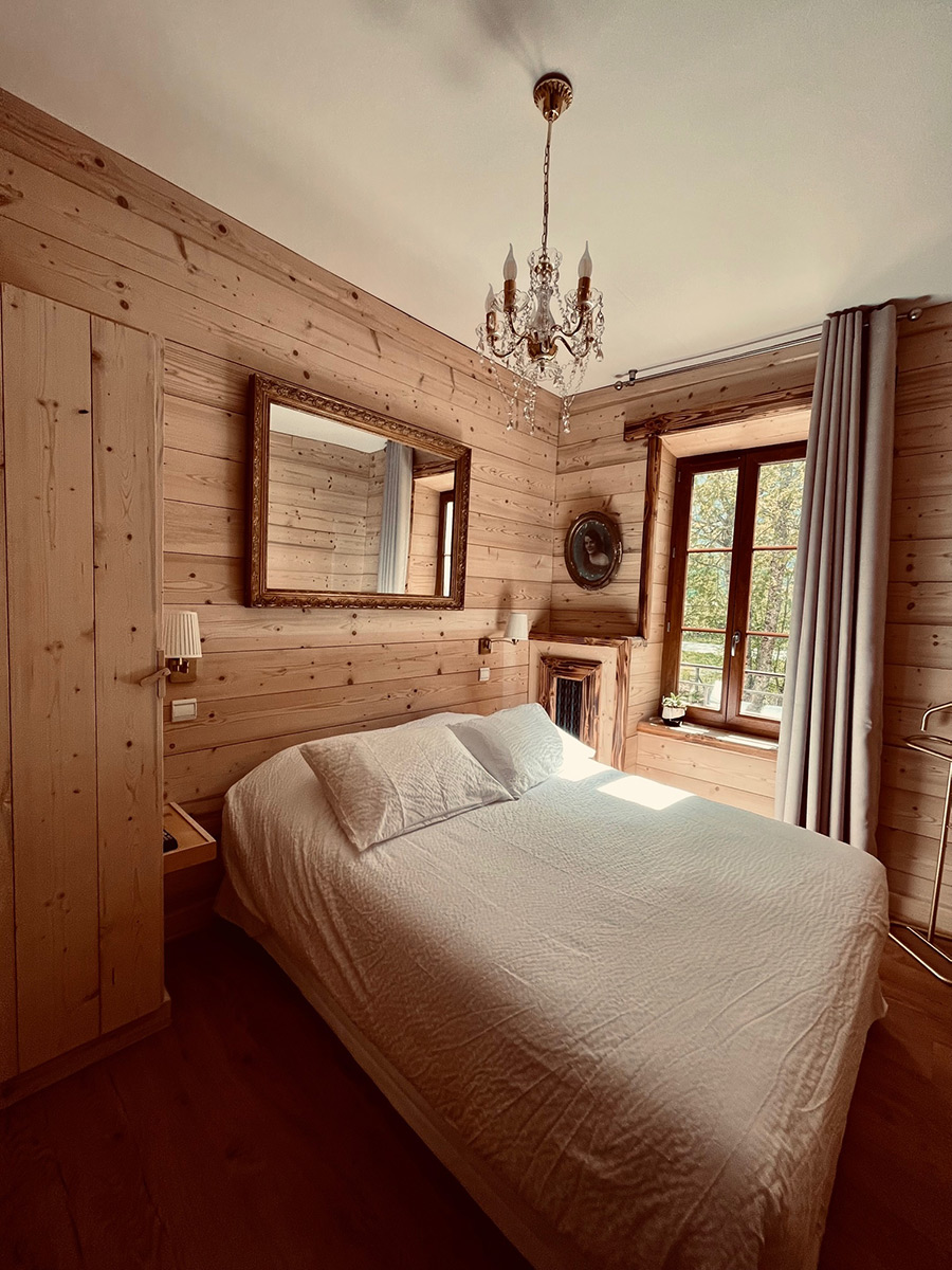 Standard bedroom