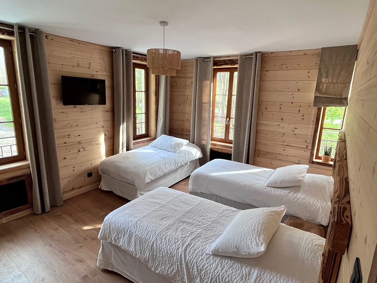 Triple beds bedroom